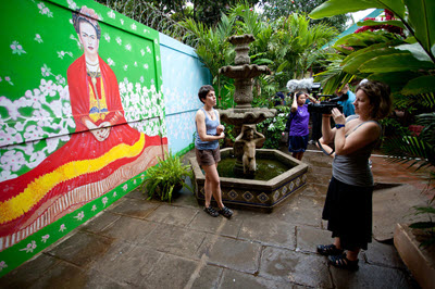 Students by outdoor mural in Nicaragua